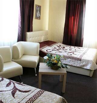 Гостиничный комплекс Добрый Финн Казань Номер "Комфорт" трехместный с одной большой / +1 одноместная кровать-1